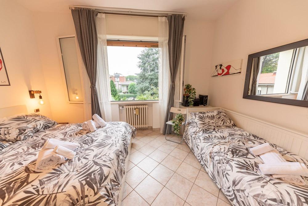 Camera Padronale: 1 letto matrimoniale, 1 letto singolo, climatizzata, ampia finestra su zona verde. Possibilità di culla gratuita