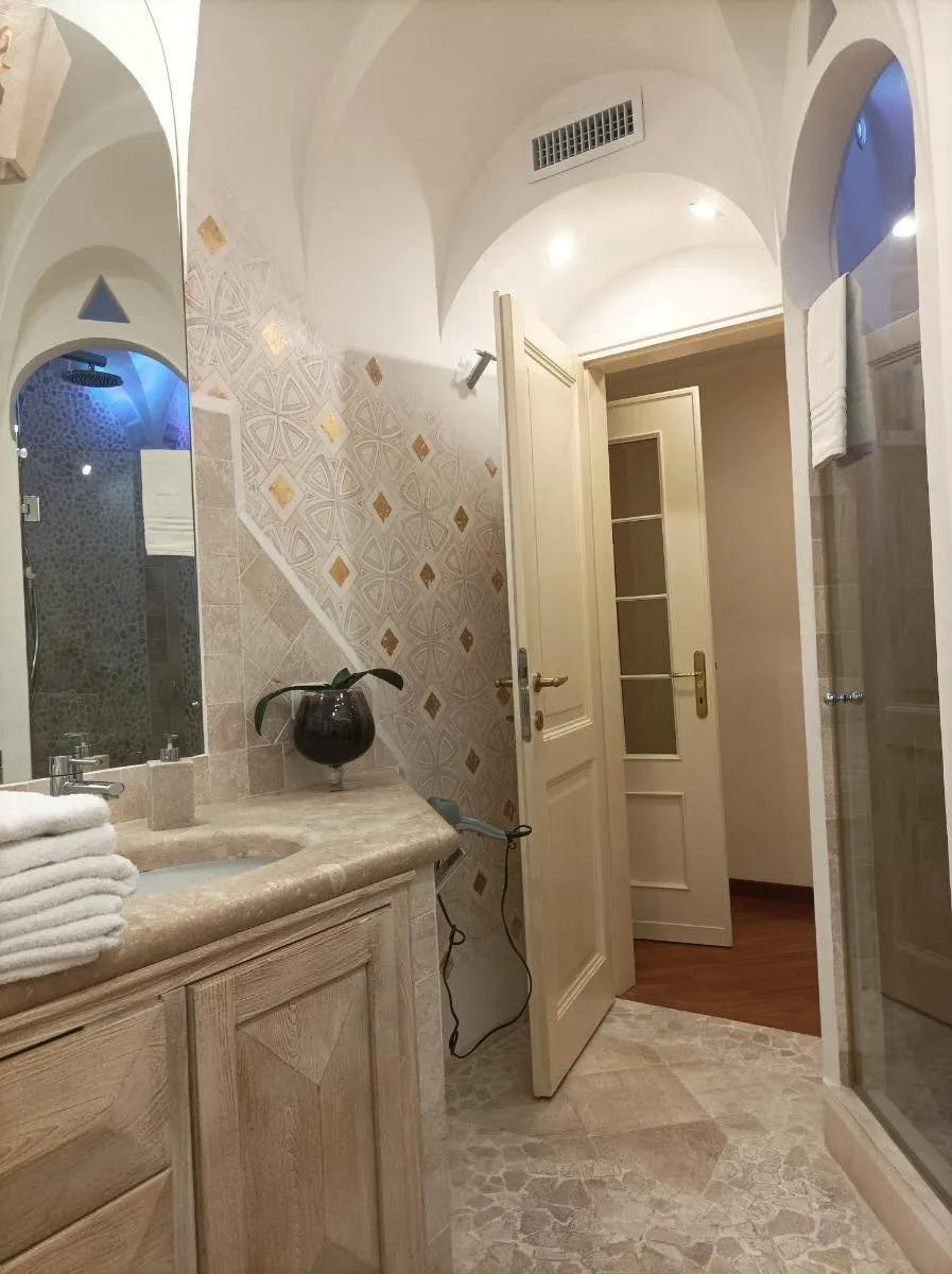 Vista interna bagno esclusivo per camera celeste