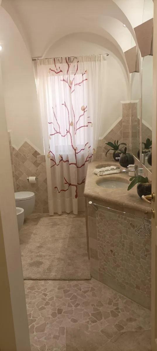 Bagno con doccia a servizio esclusivo camera celeste