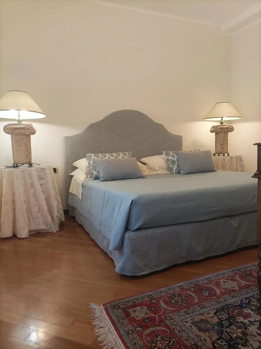 Camera da letto celeste