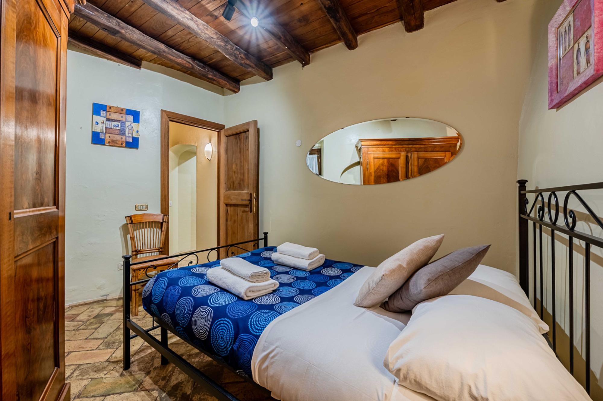 Camera con letto alla francese