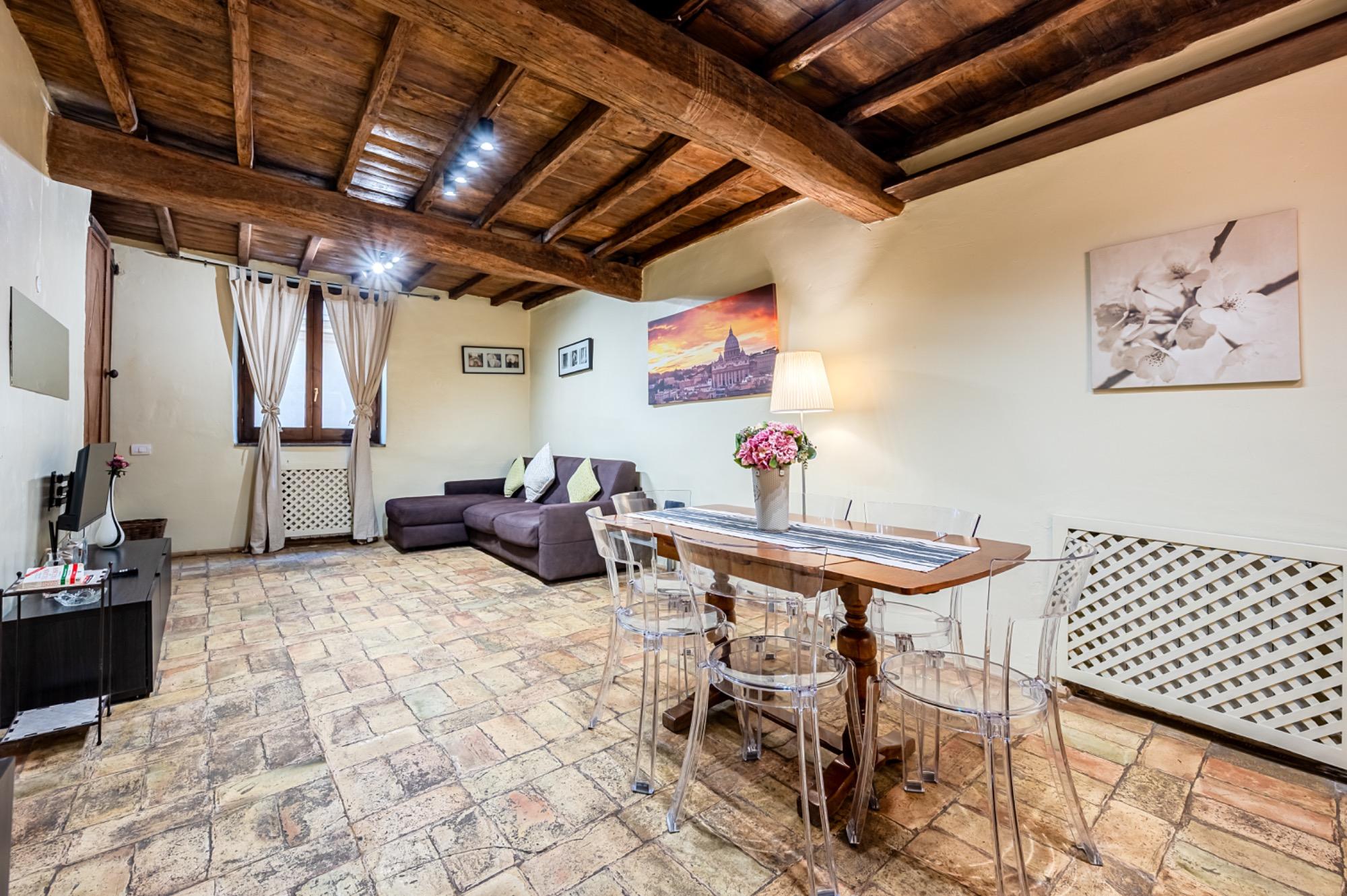 Ampio soggiorno con divano letto matrimoniale