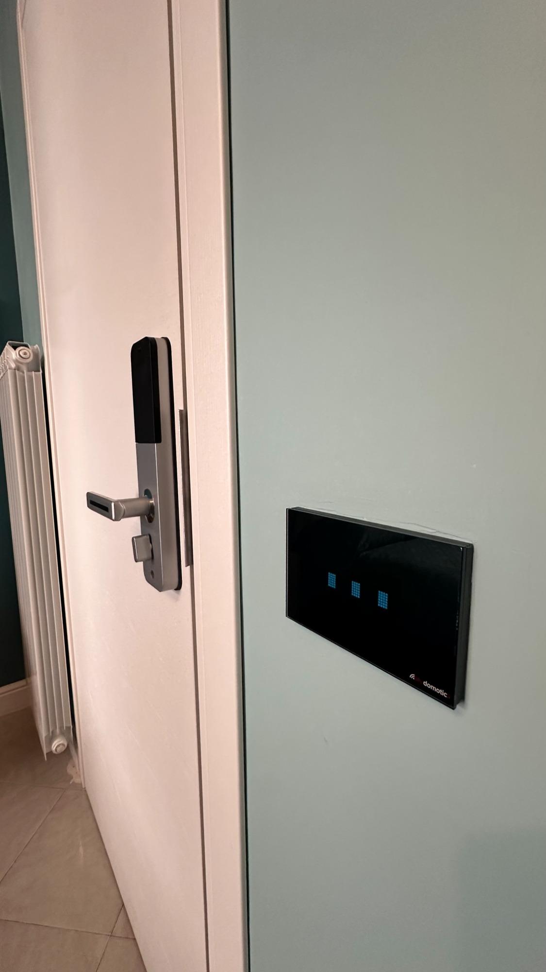 Serratura e interruttori domotici