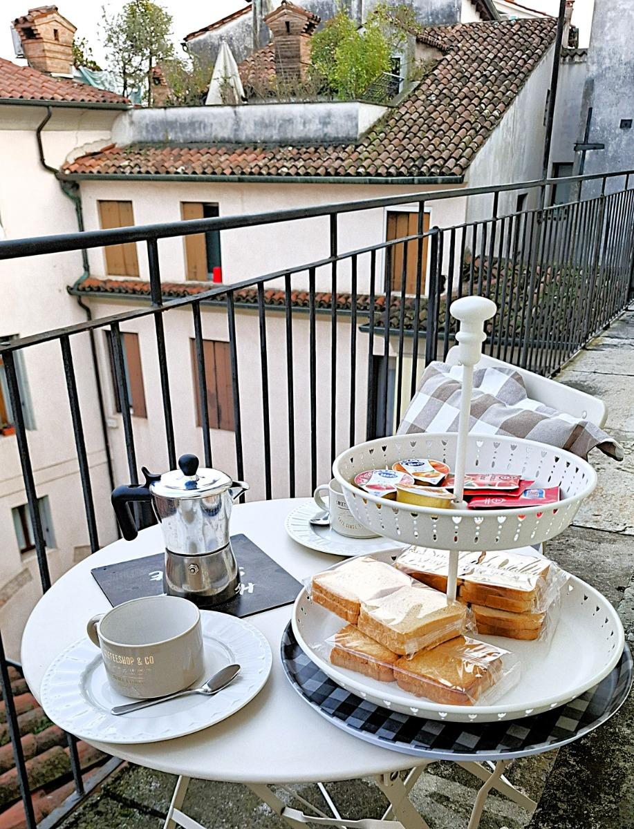 terrazzino con tavolino e sedie