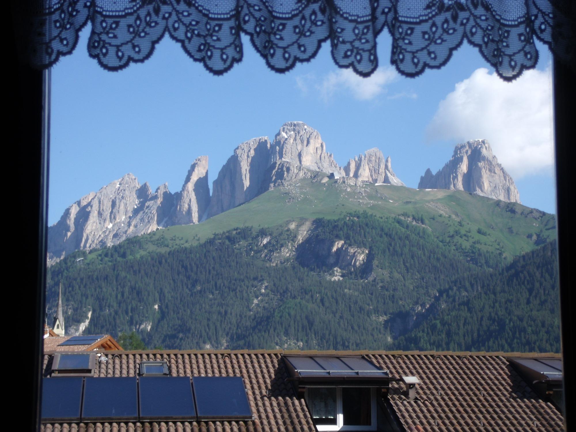 Vista del Sassolungo dalla finestra del soggiorno