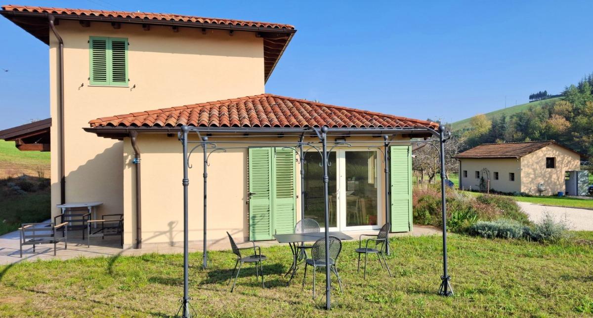 Colle Gelso, esterni. Tavolo da pranzo e pergolato