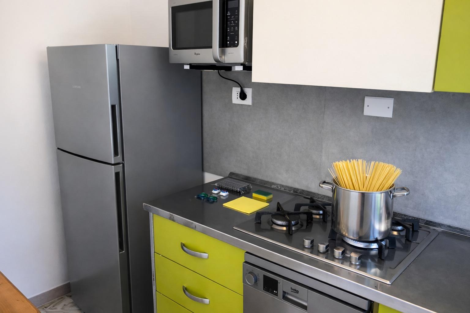 Angolo cottura con Lavastoviglie e Forno a Microonde