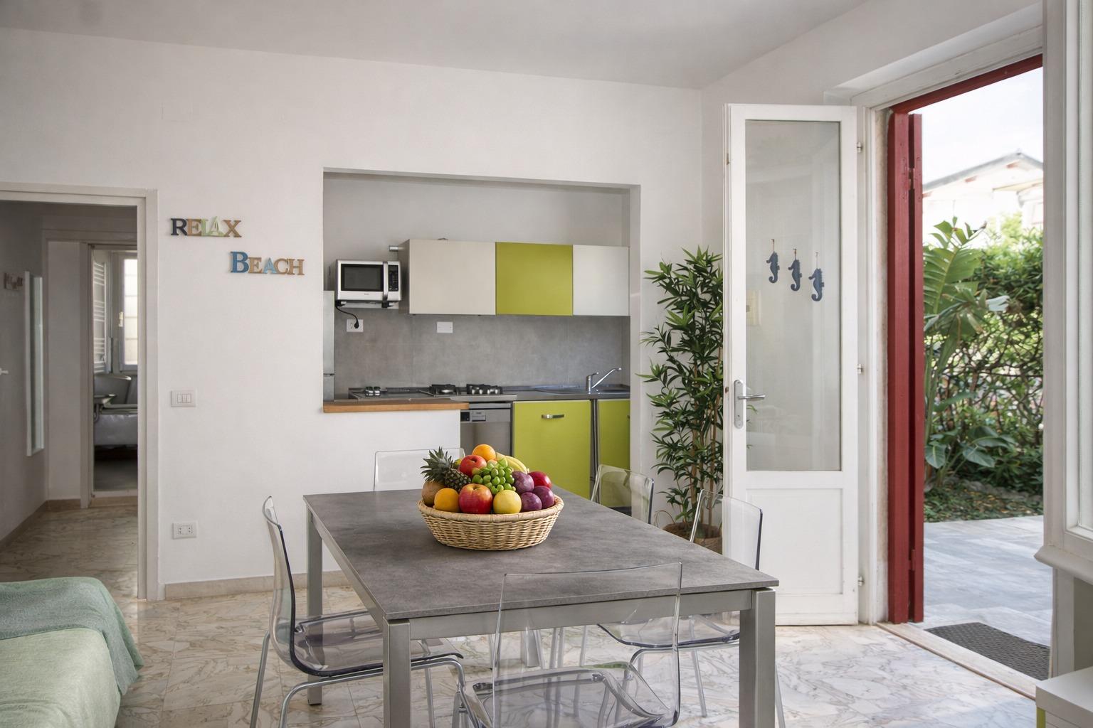 Soggiorno con Angolo Cottura e smart TV