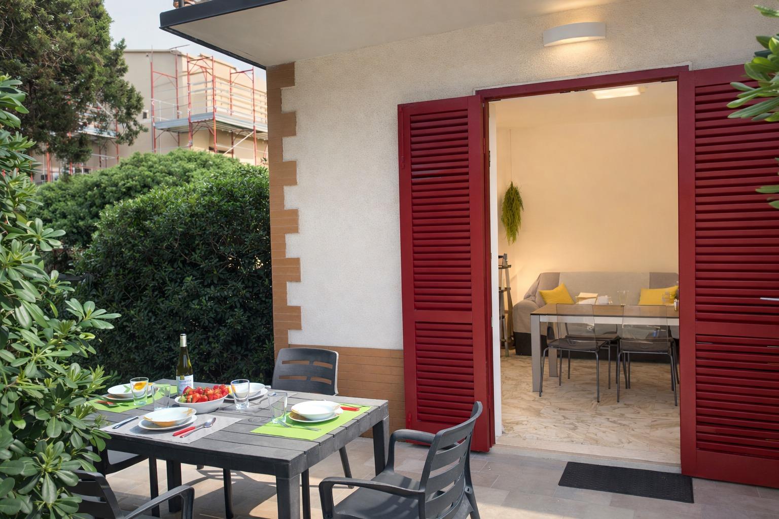 Giardino con zona pranzo