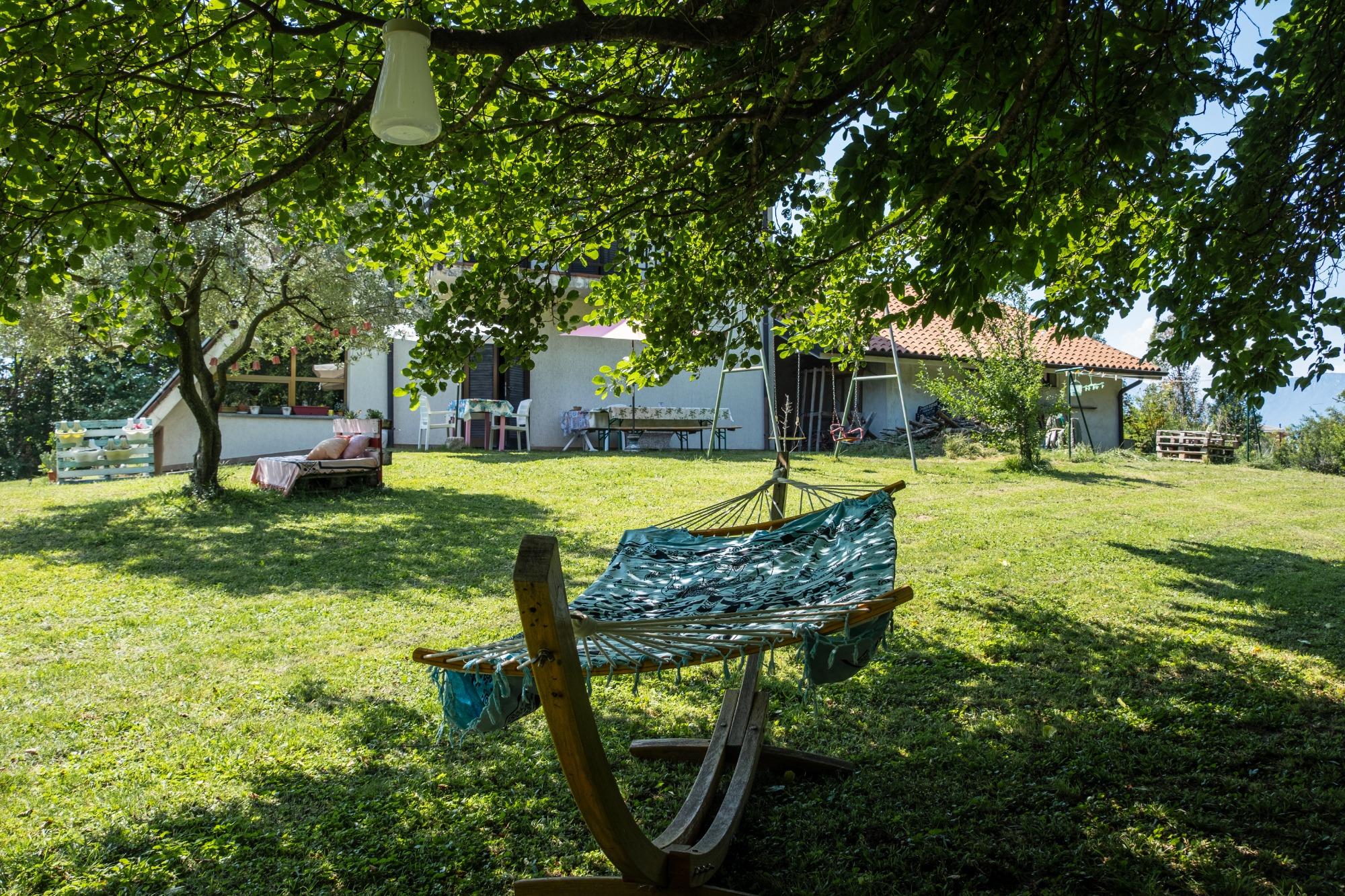 AREA OSPITI CON ALTALENA, AMACA E TAVOLI