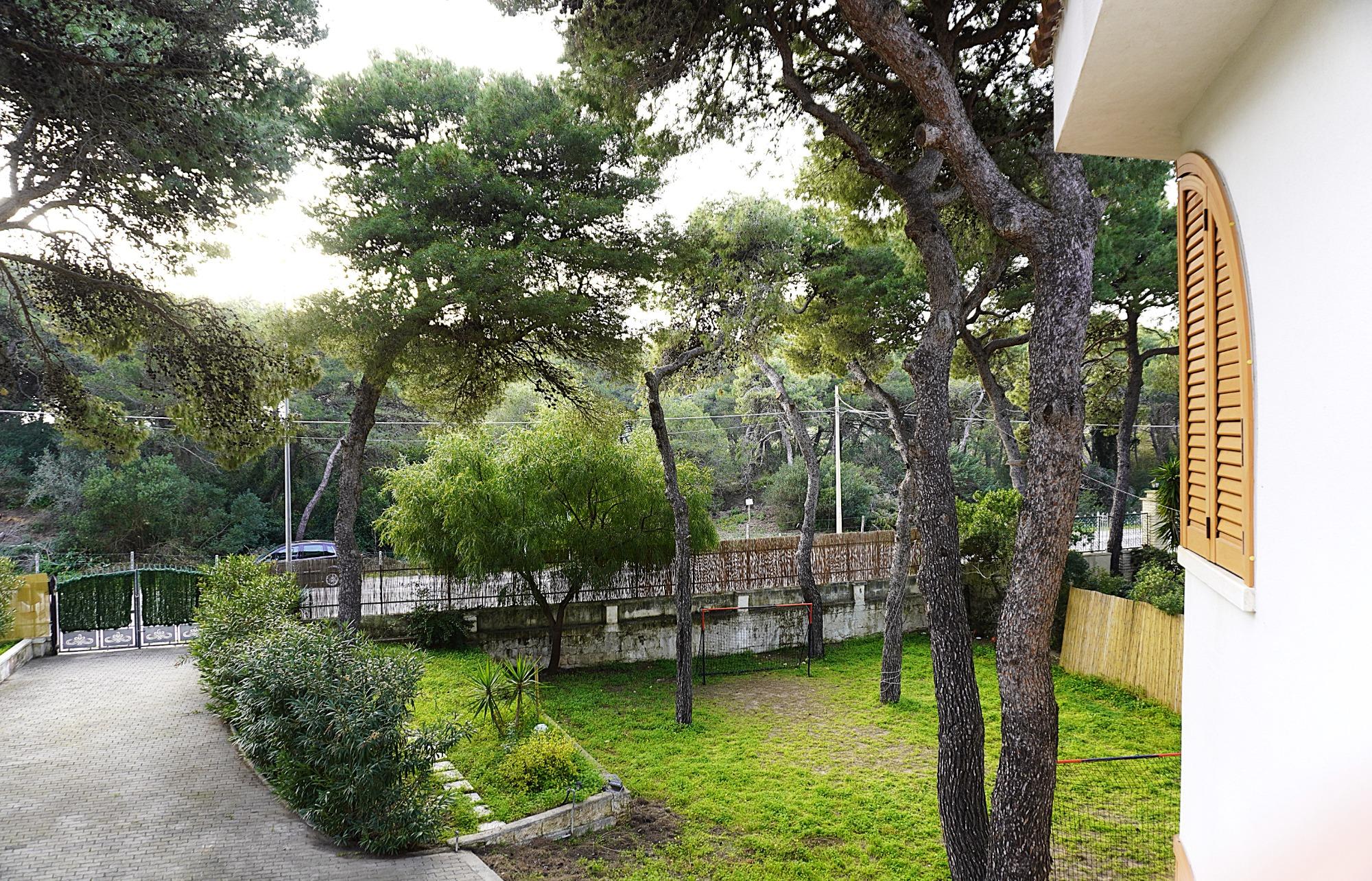 Villa Ofelia a Chiatona - giardino e campetto interno