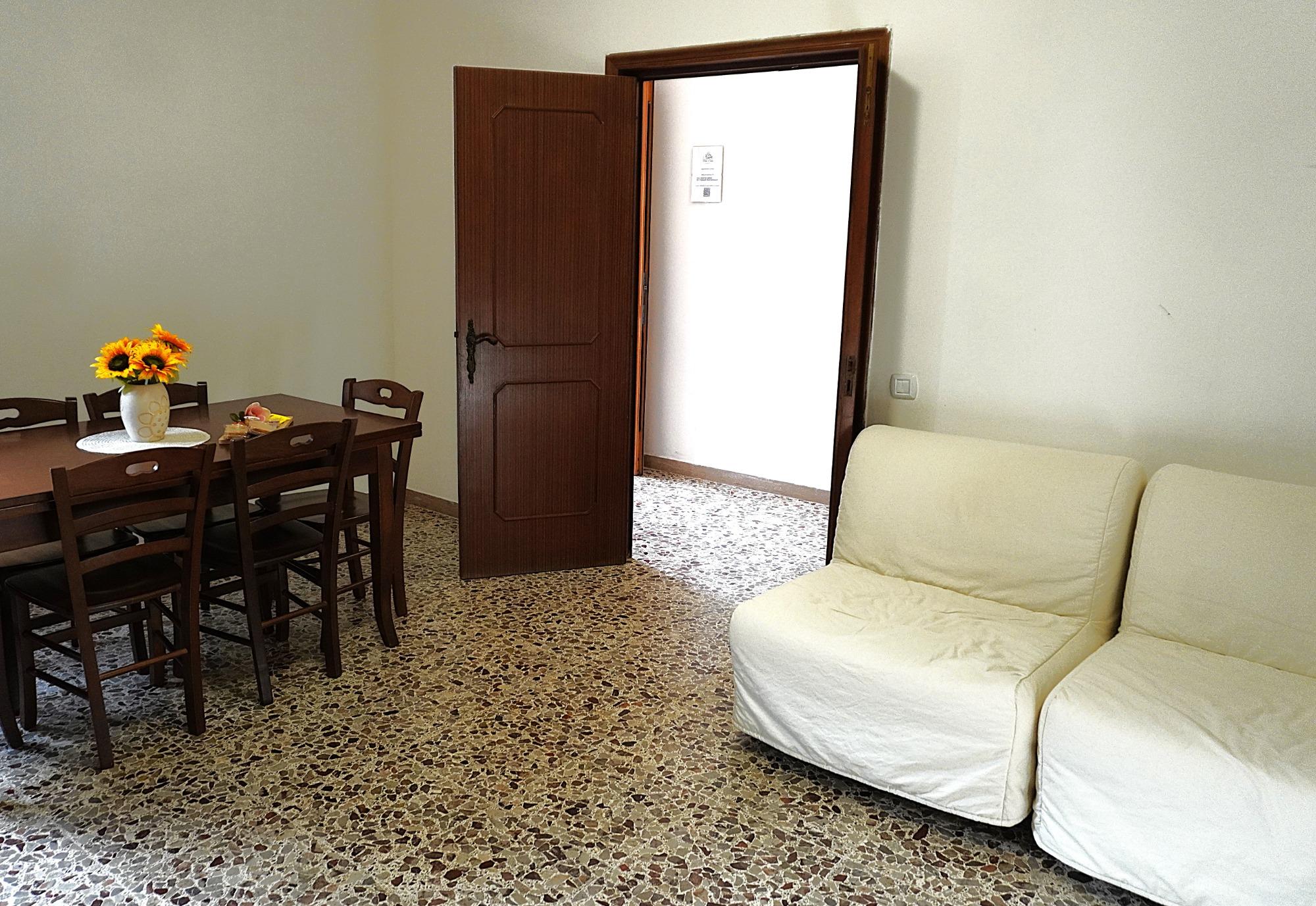 Villa Ofelia a Chiatona - soggiorno con poltrone letto  appartamento Girasole