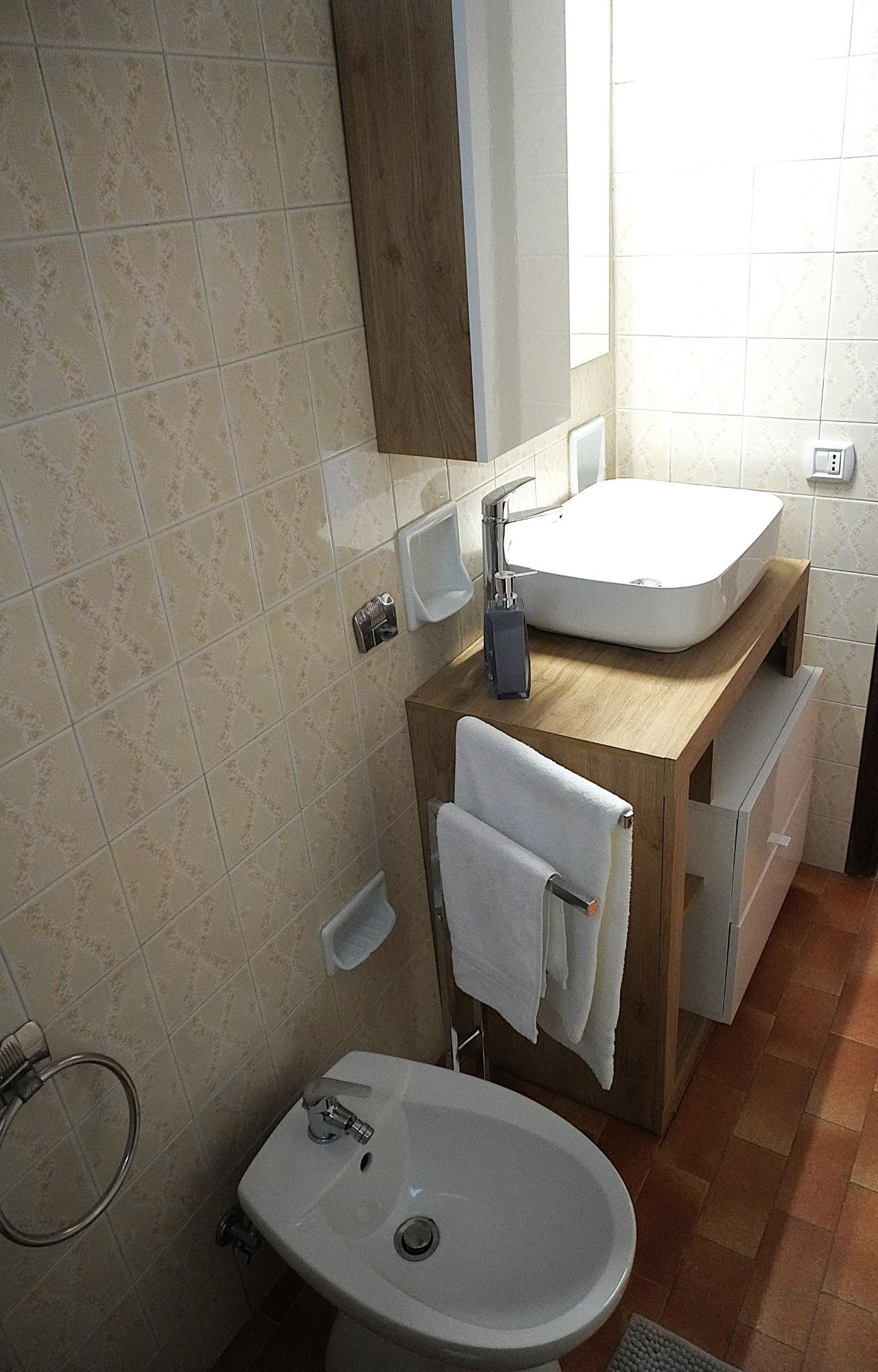 Villa Ofelia a Chiatona - dettaglio bagno  appartamento Girasole