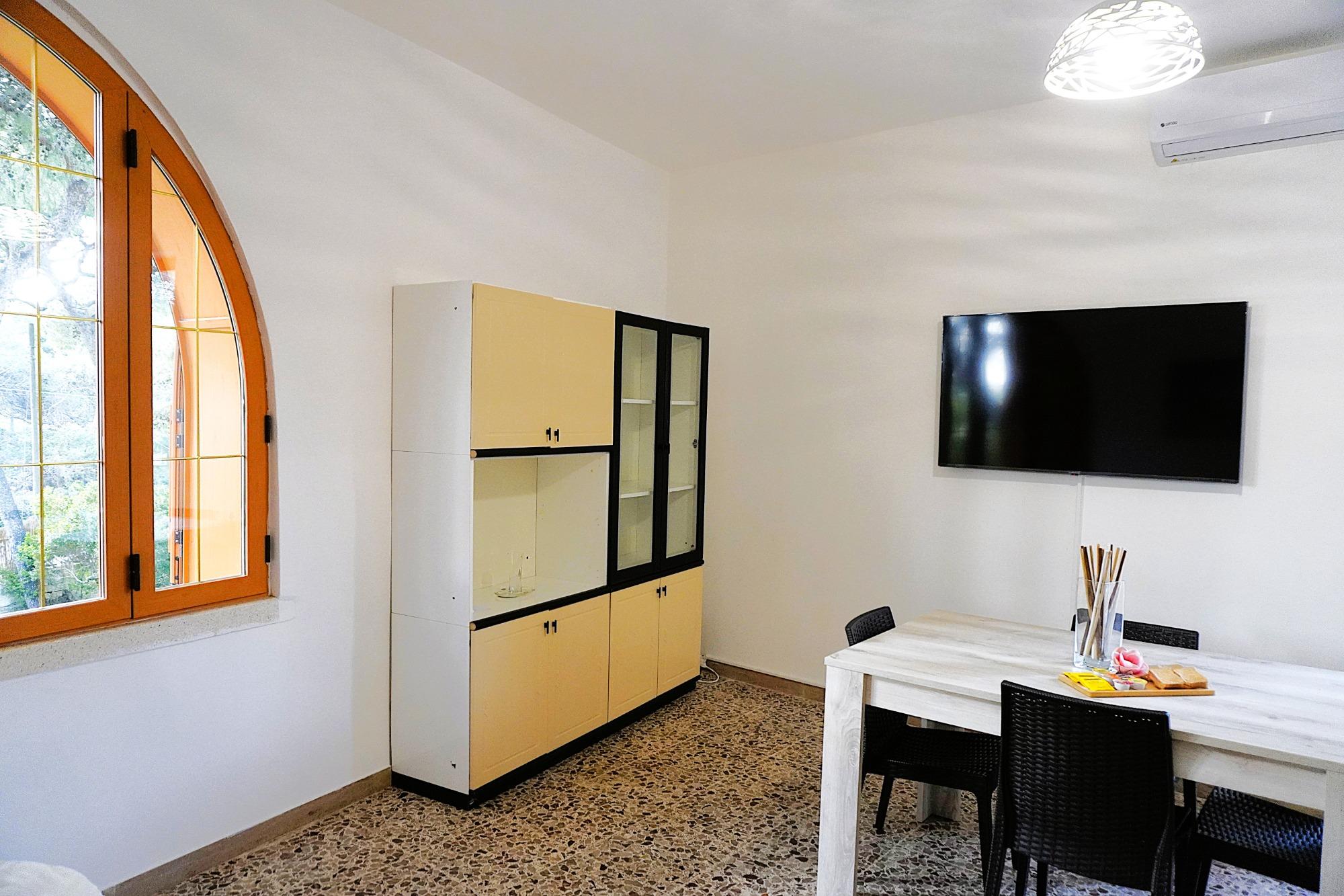 Villa Ofelia a Chiatona - soggiorno con TV appartamento Giglio