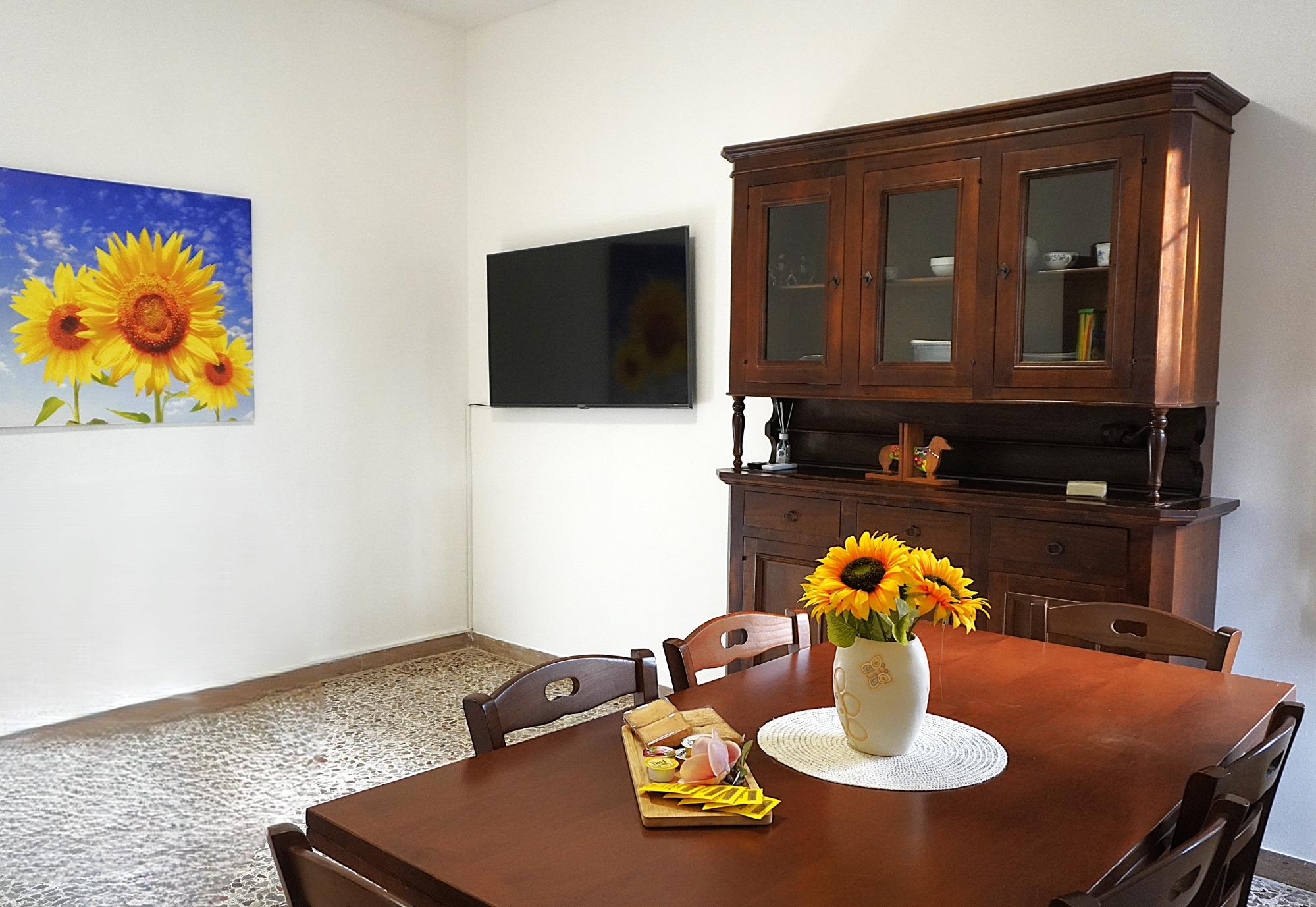 Villa Ofelia a Chiatona - soggiorno con TV appartamento Girasole