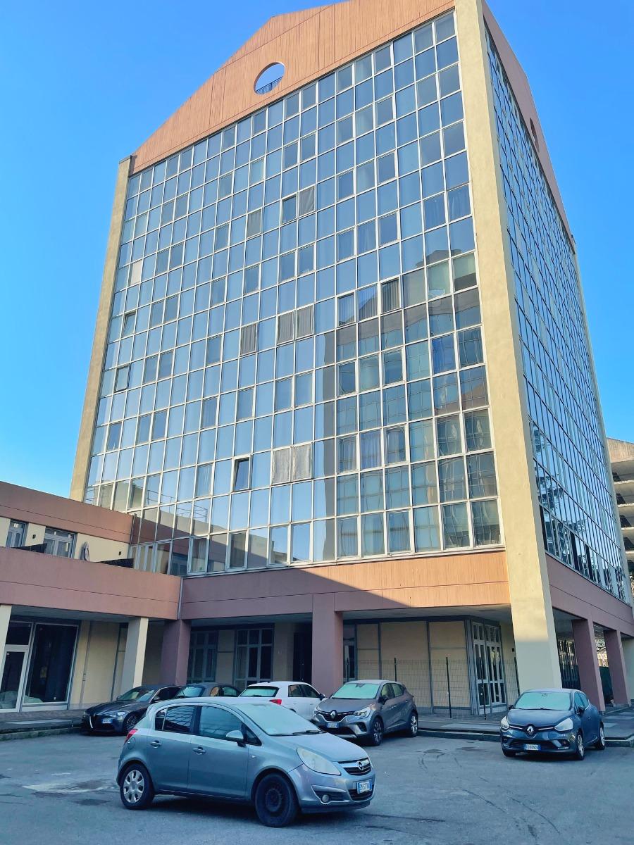 Facciata esterna e parcheggio gratuito in strada