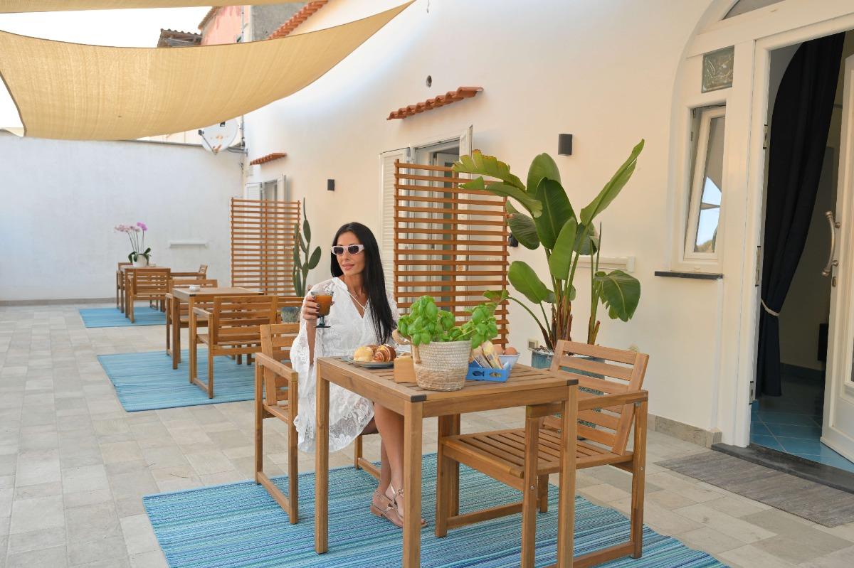 La colazione di CHIAIA DI ROSE ROOMS & APARTMENT