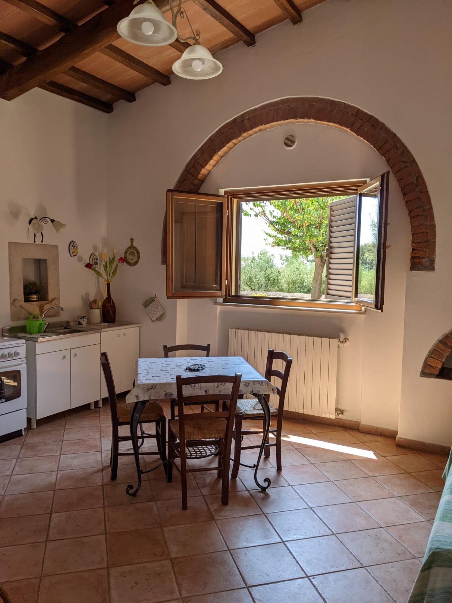 La zona pranzo del bilocale Il Fienile