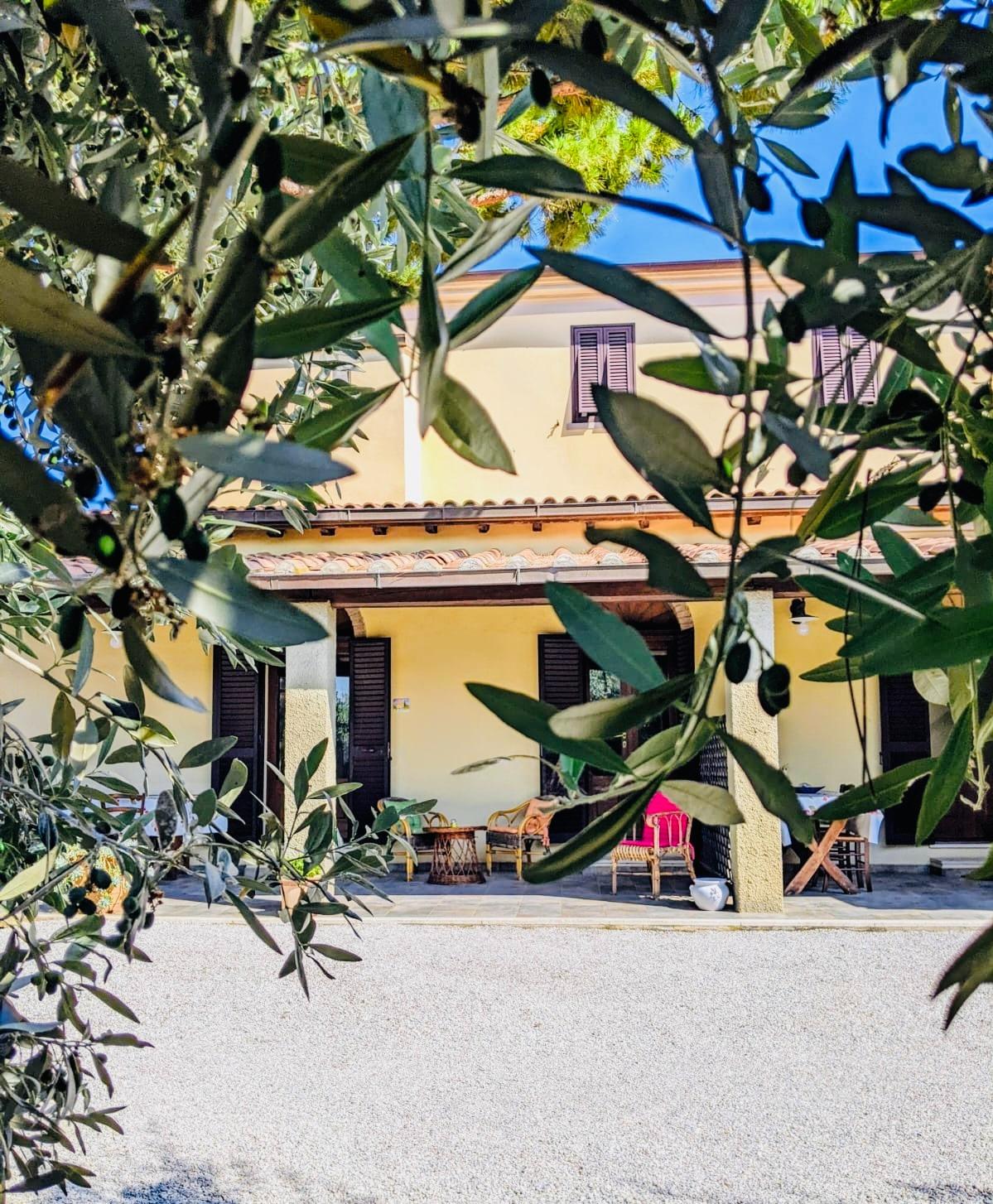 Il porticato che ospita Il bilocale il Fienile e l'appartamento La Carraia