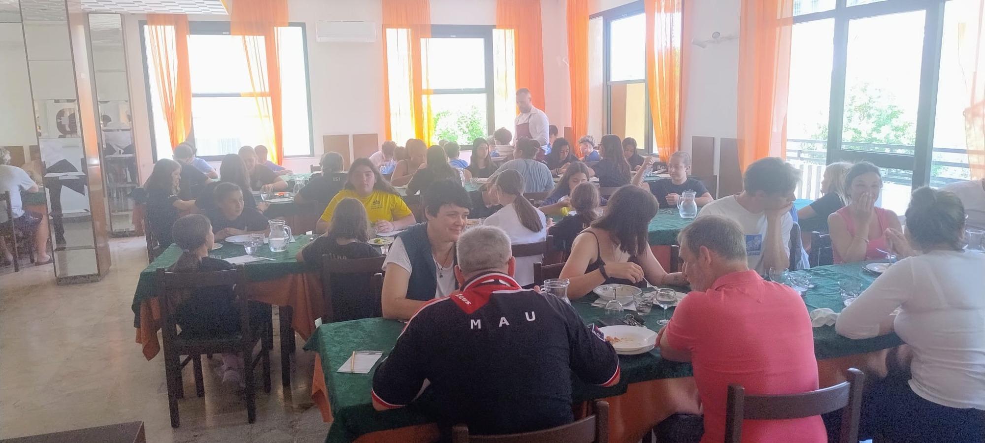 ospiti e gruppi che pranzano contenti