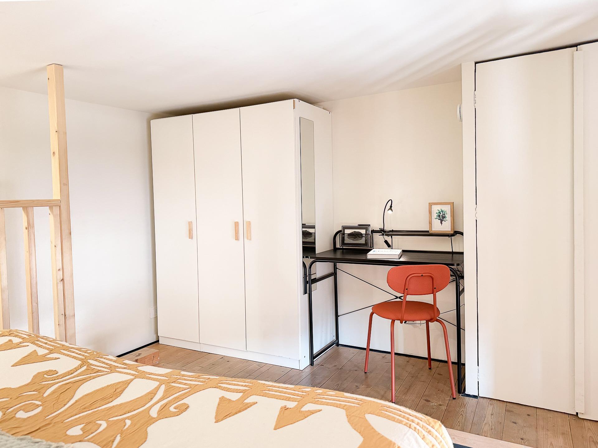 Camera matrimoniale soppalcata con scrivania lavoro