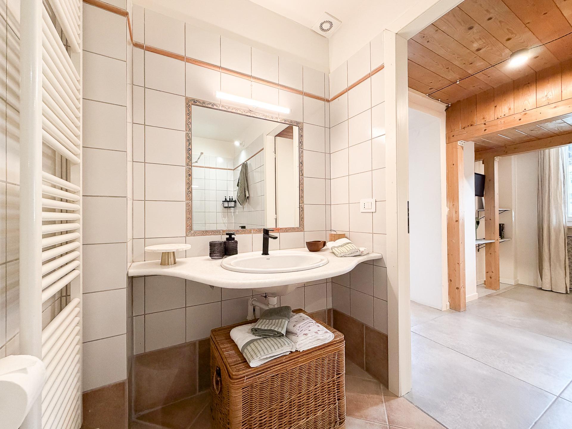 Bagno con doccia walk in e set di cortesia