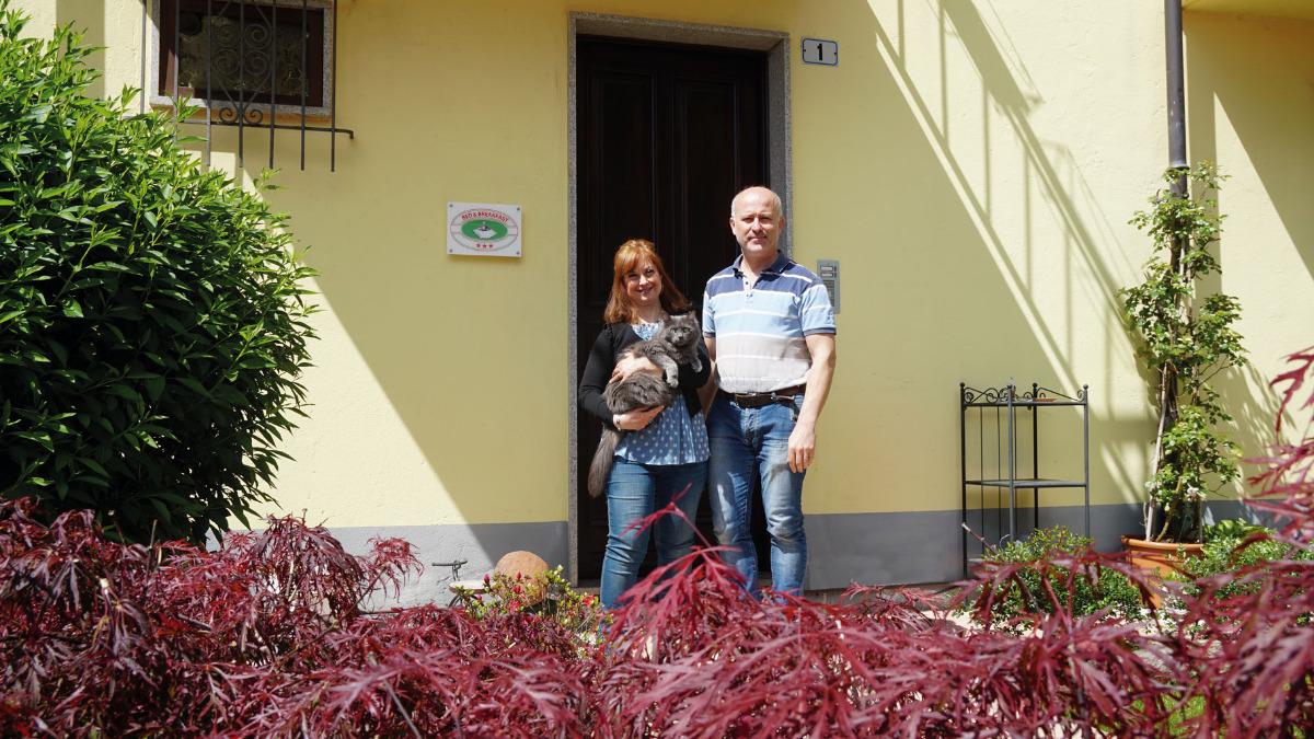 Questi siamo noi: Monica, Giampaolo e Cenere (uno dei 3 gatti)