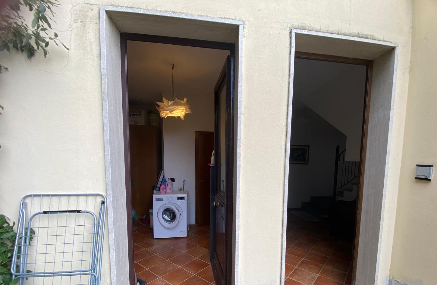 zona lavanderia adiacente le scale per salire la piano superiore