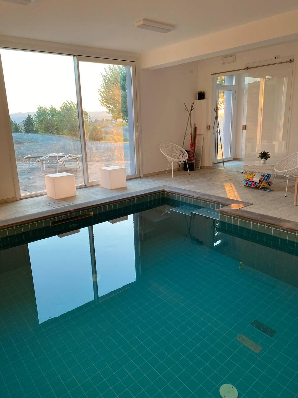 Piscina interna riscaldata ad uso dei nostri ospiti, su richiesta. Si trova in un altro edificio a due passi dalla struttura dove si trova l'alloggio