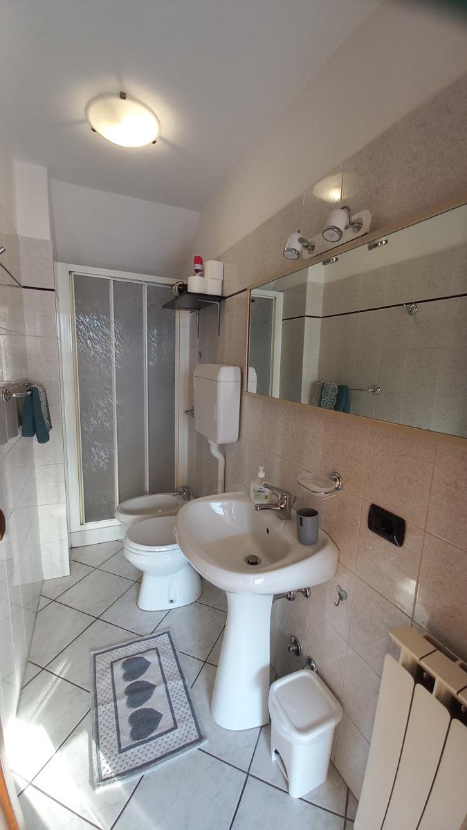 Bagno primo zona giorno con doccia