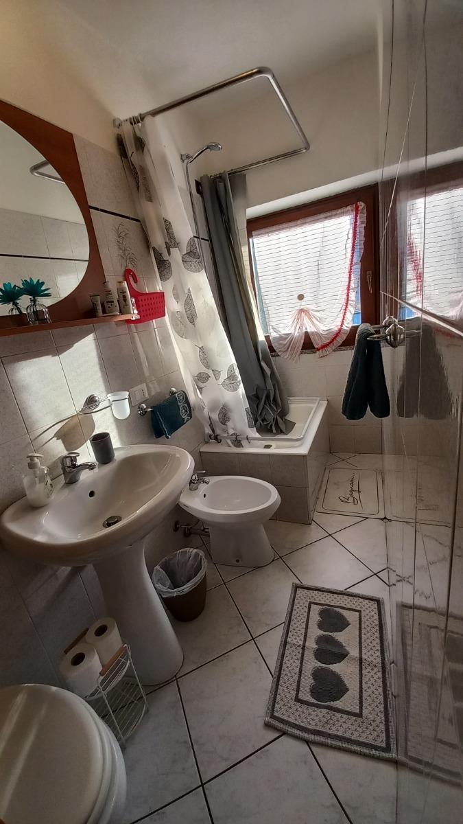 Bagno reparto notte con vasca adibita a doccia