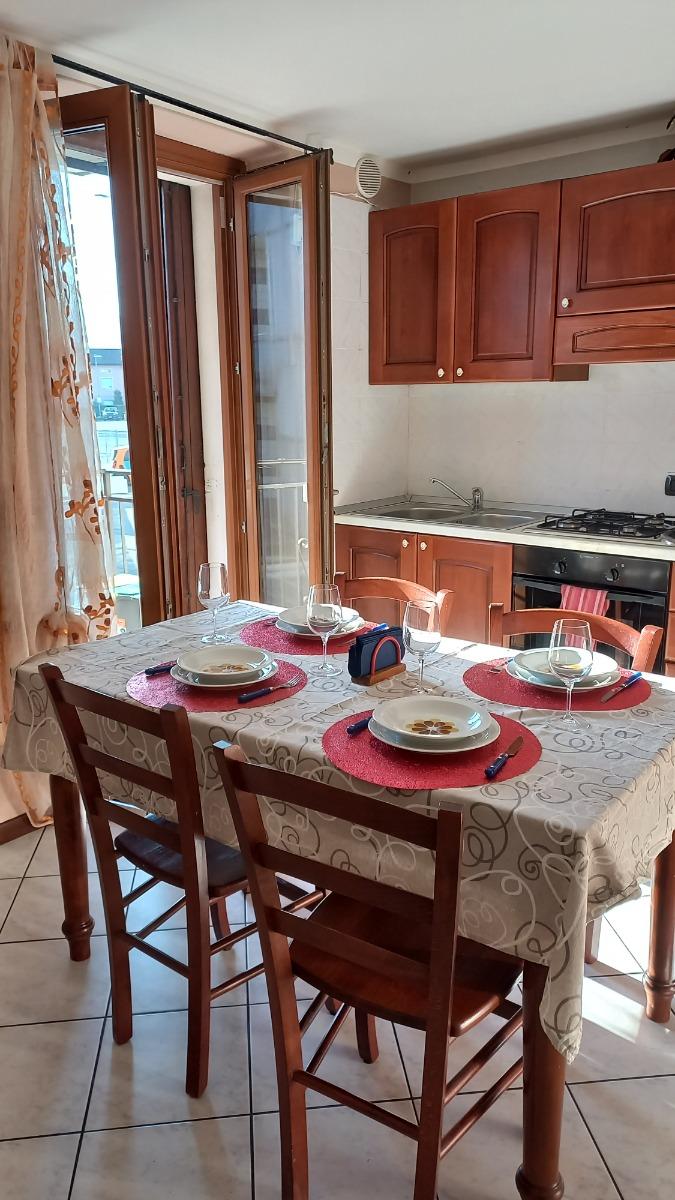 presenti piatti,stoviglie, pentole, tutto il necessario per utilizzare la cucina