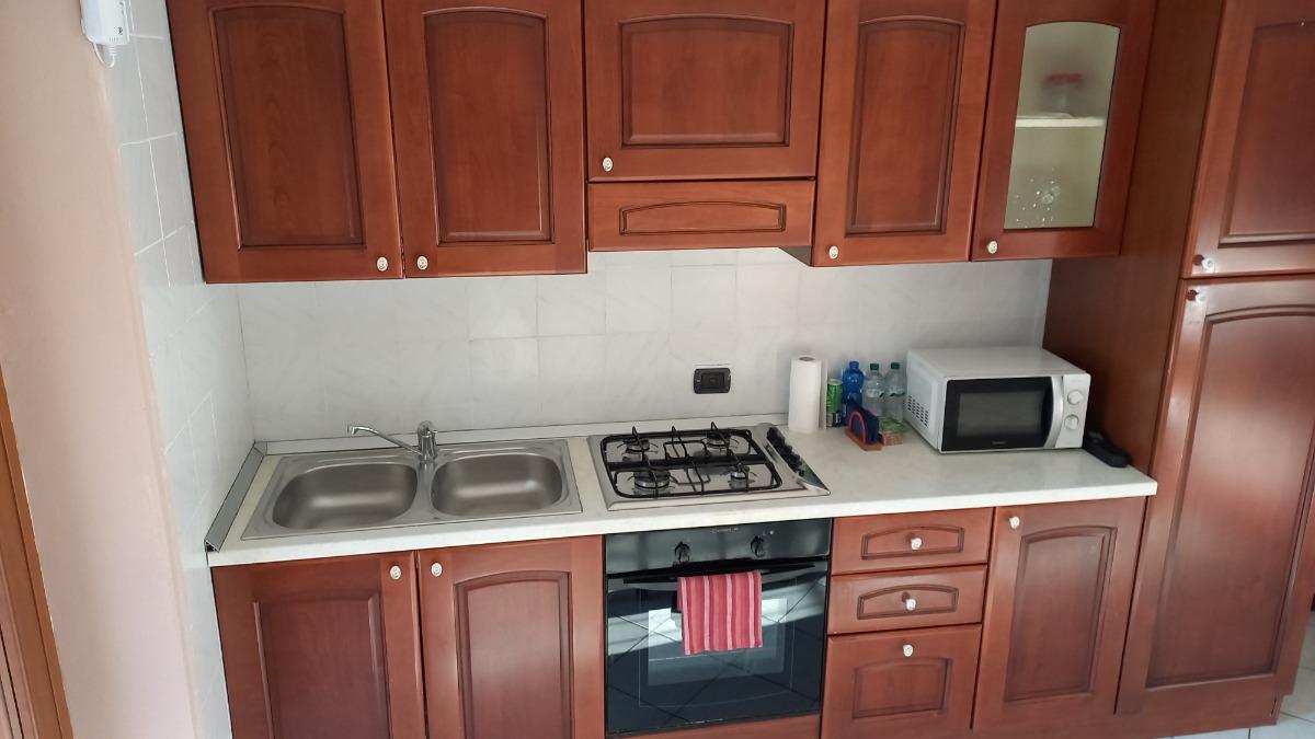 Cucina comprende fornelli a gas, forno, forno micronde,frigor e frizer