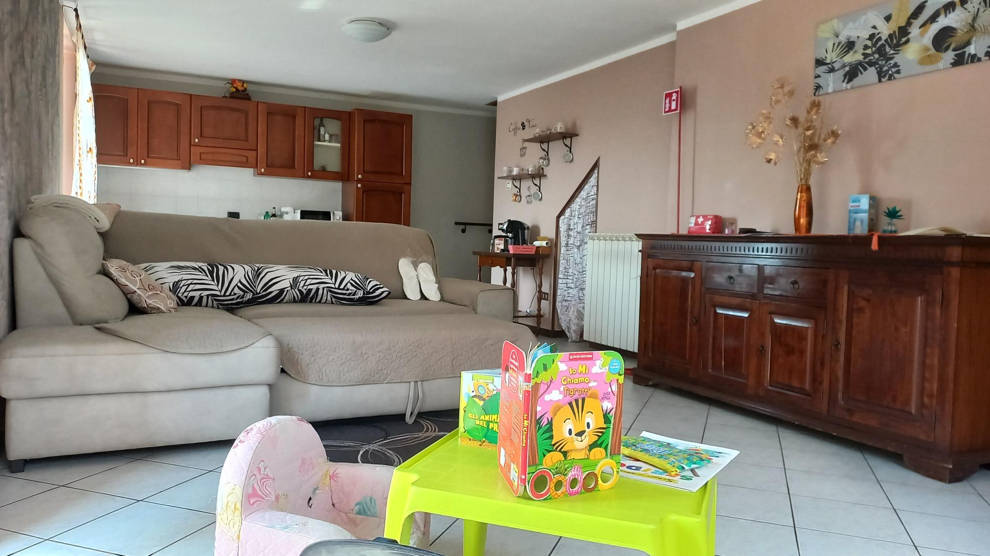 ampio soggiorno e cucina attrezzata