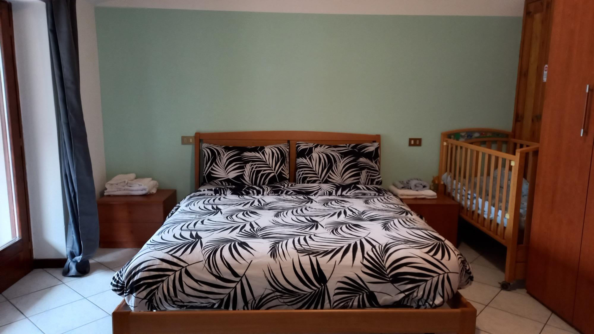 camera matrimoniale con culla in aggiunta e letto singolo, versatile per ogni esigenza