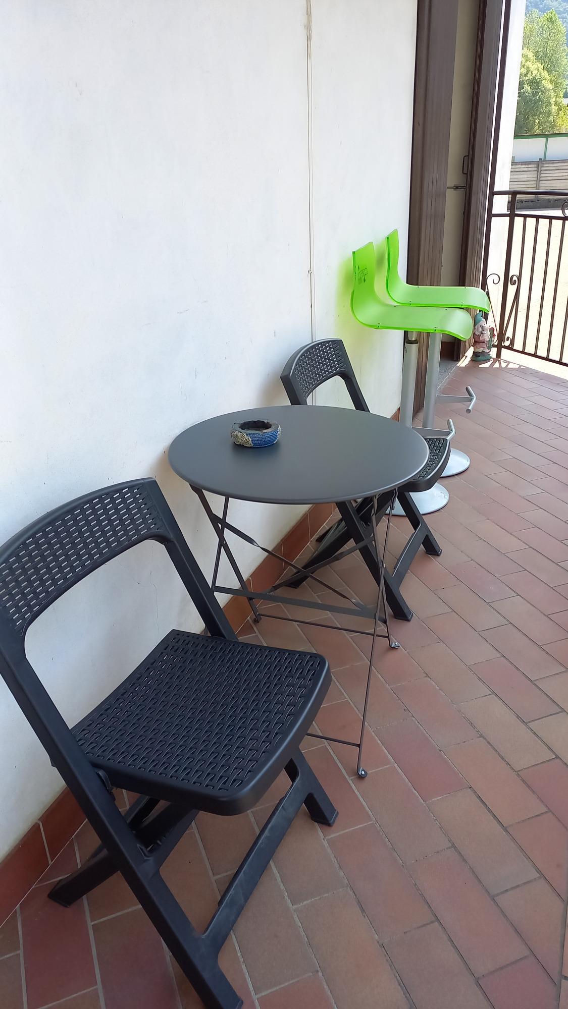 balcone dotato di sedie e tavolino