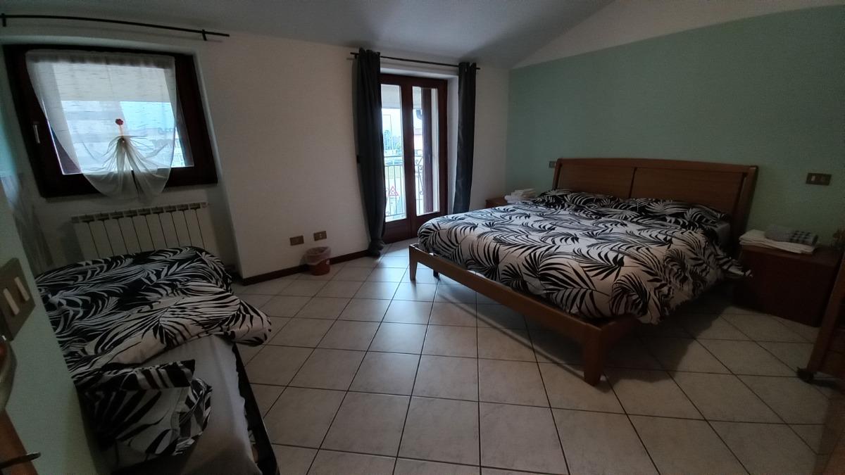 Camera matrimoniale con letto matrimoniale, lettino per bambini e letto singolo versatile per ogni esigenza 15 mq