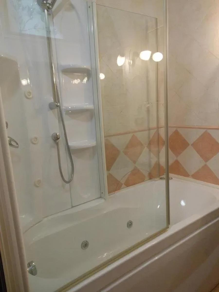 Vasca a idromassaggio con cabina doccia