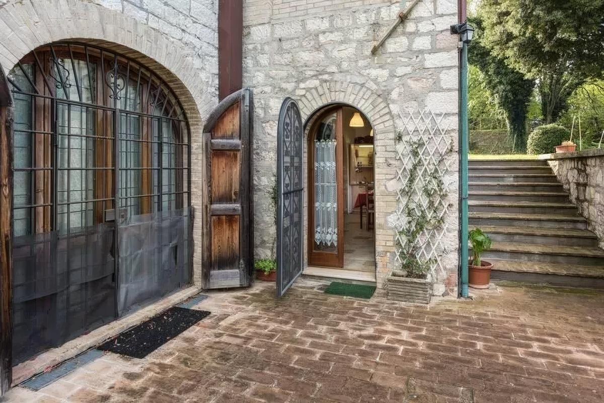 La porta di accesso è quella più stretta sulla sinistra