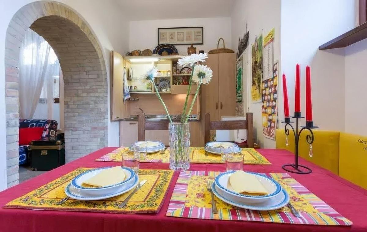 Tavolo da pranzo da 6 persone. Sullo sfondo la cucina a scomparsa