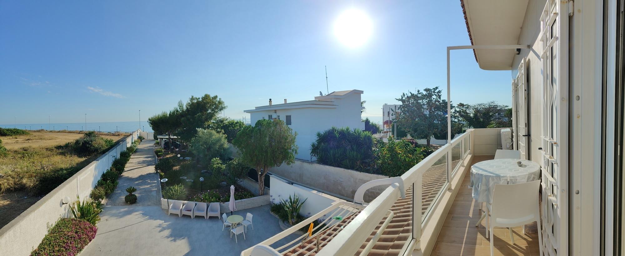 Zona patio e giardino con viale pedonale - vista mare