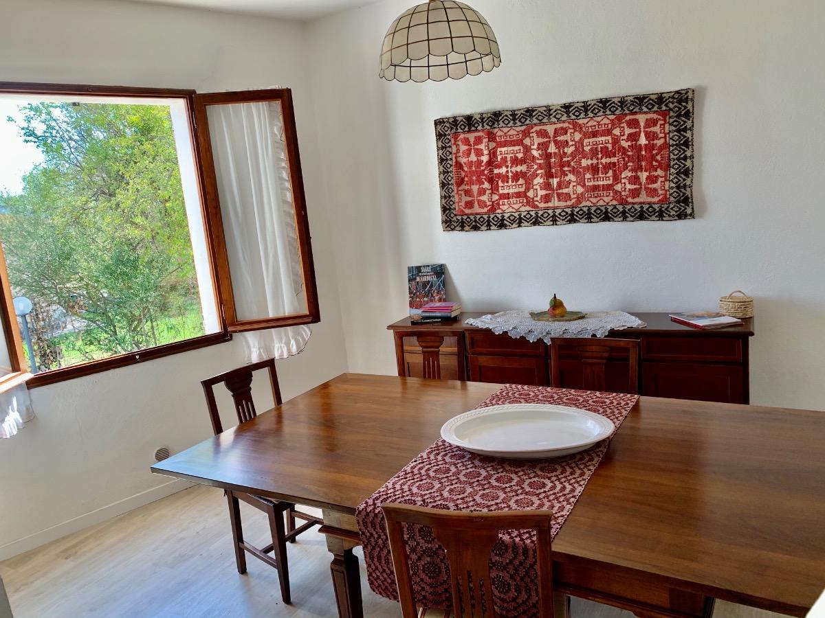 Sala da pranzo con tavolo in noce fino a 10 persone