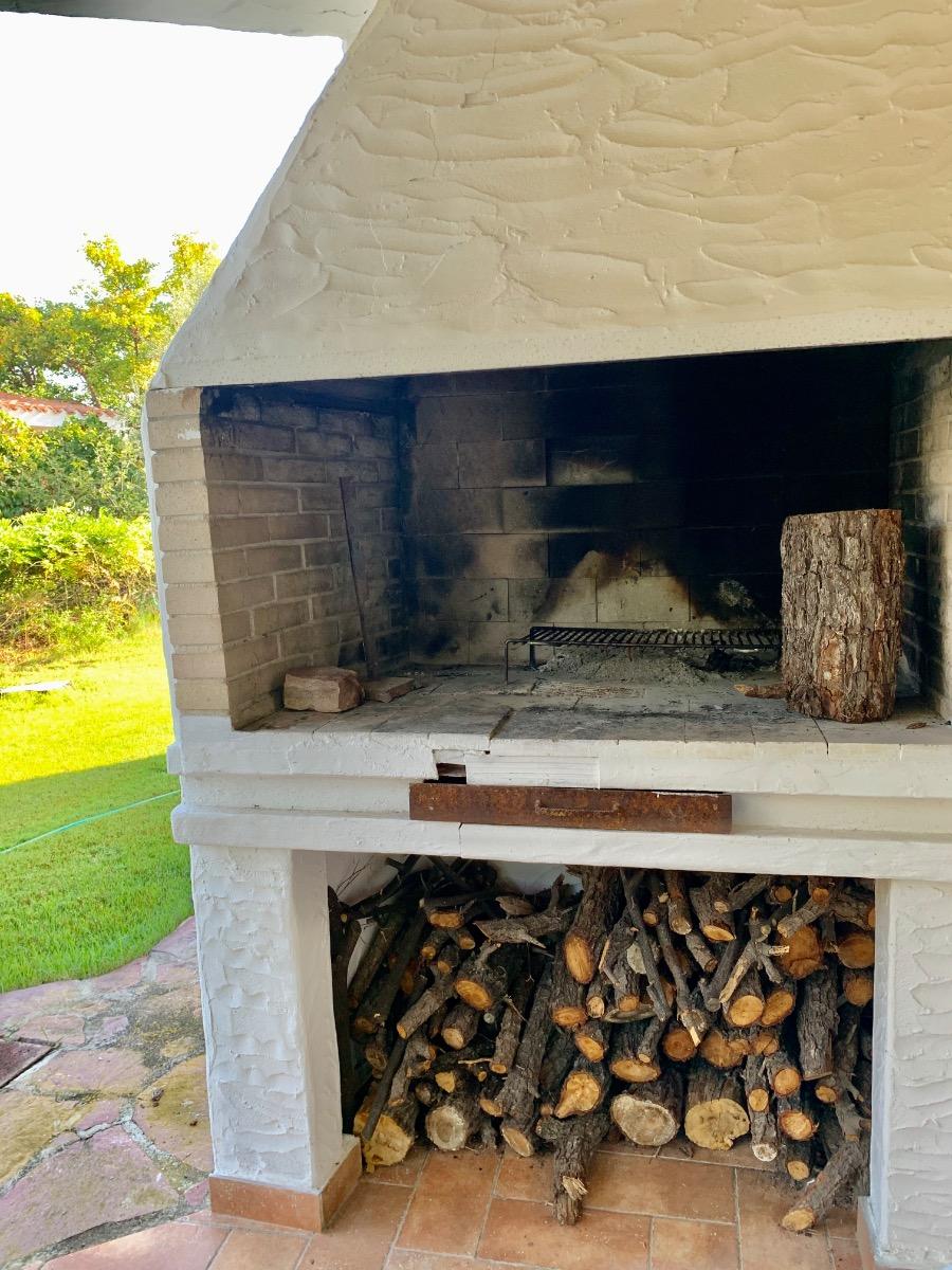 Il grande caminetto esterno nel patio della cucina