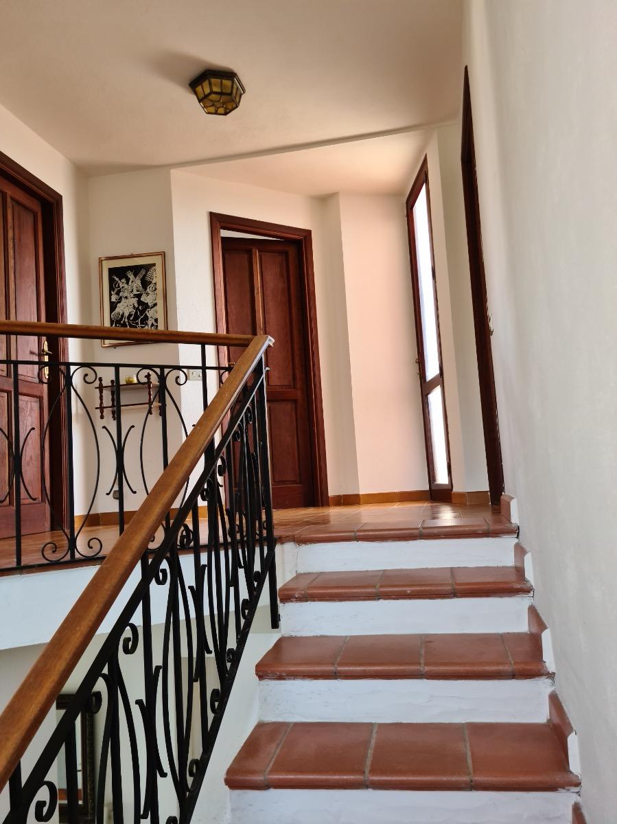 Le scale che conducono al primo piano