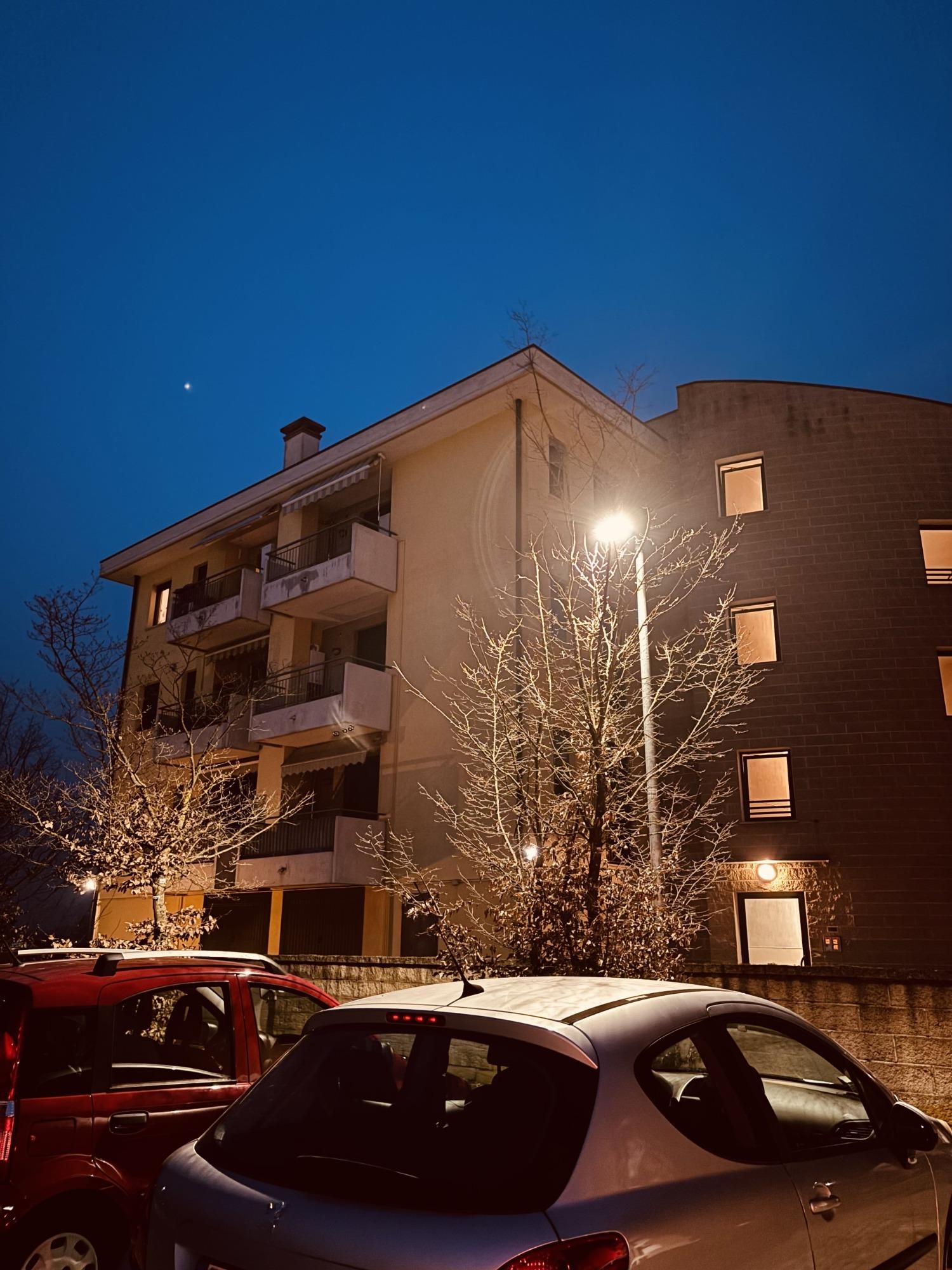 Facciata esterna di sera