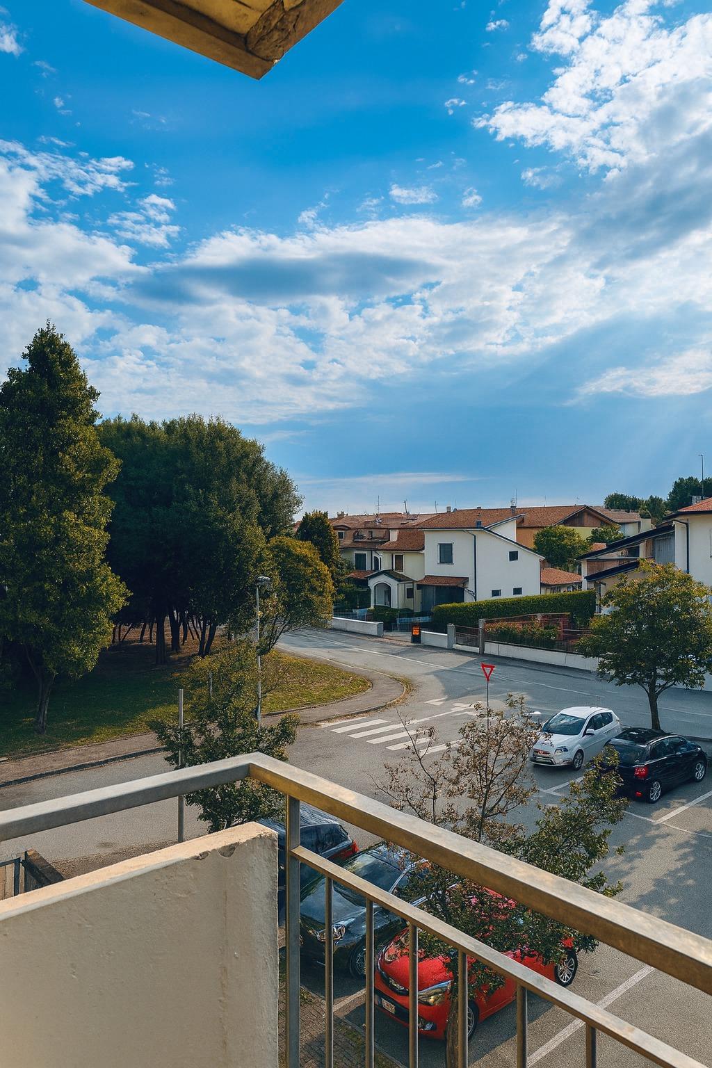 Vista dalla terrazza sulla strada.