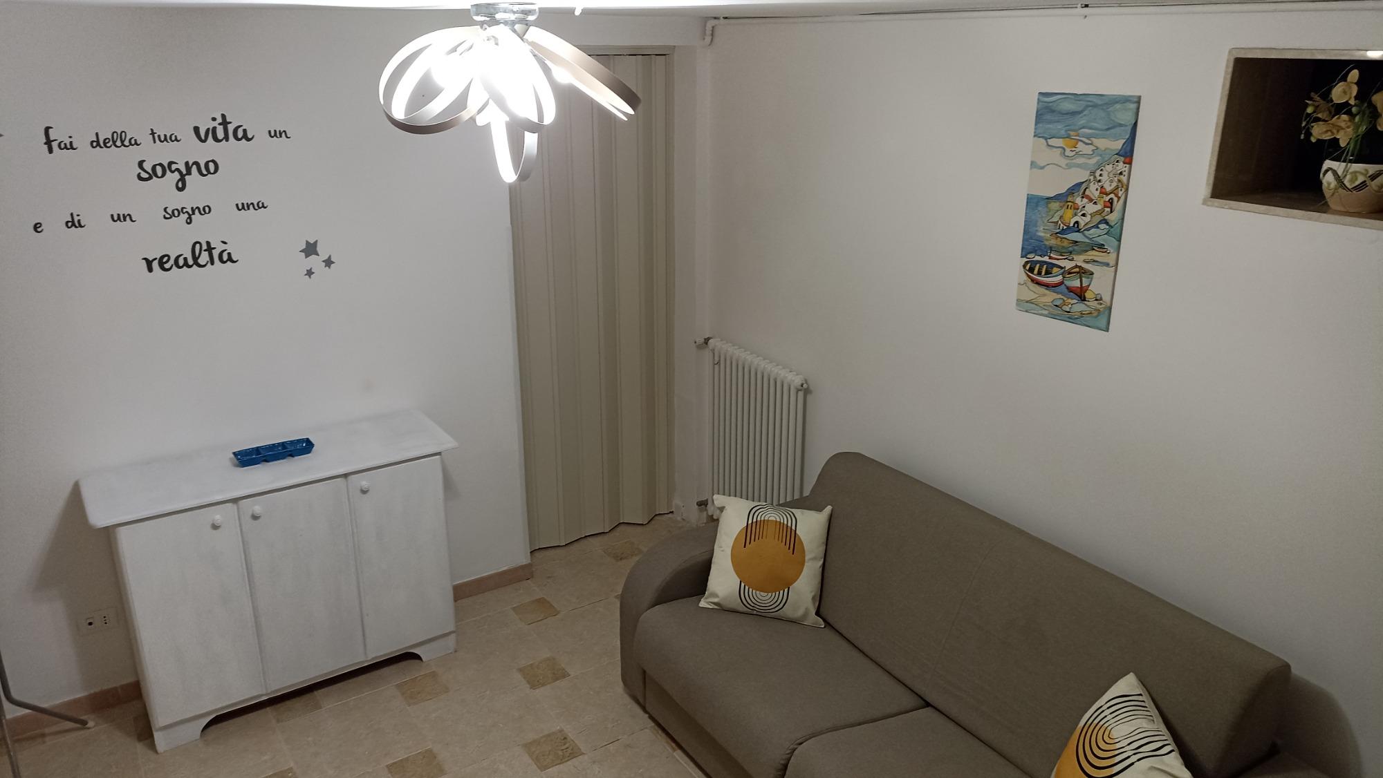 Nella parte antistante munita di divano potrete essere accolti da ampi spazi per lasciare subito le vostre cose.