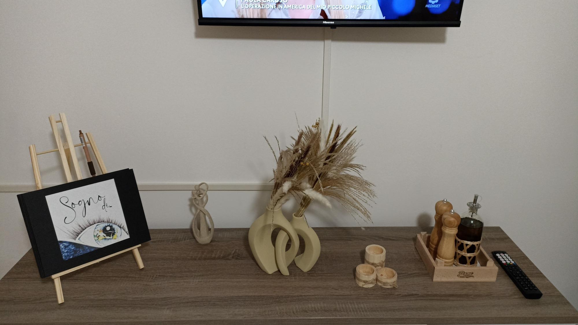 Angolo attrezzato della sala da pranzo, con madia munita di piatti, tagami, posate, tutto l'occorrente per gustare in vostri piatti in casa da noi.