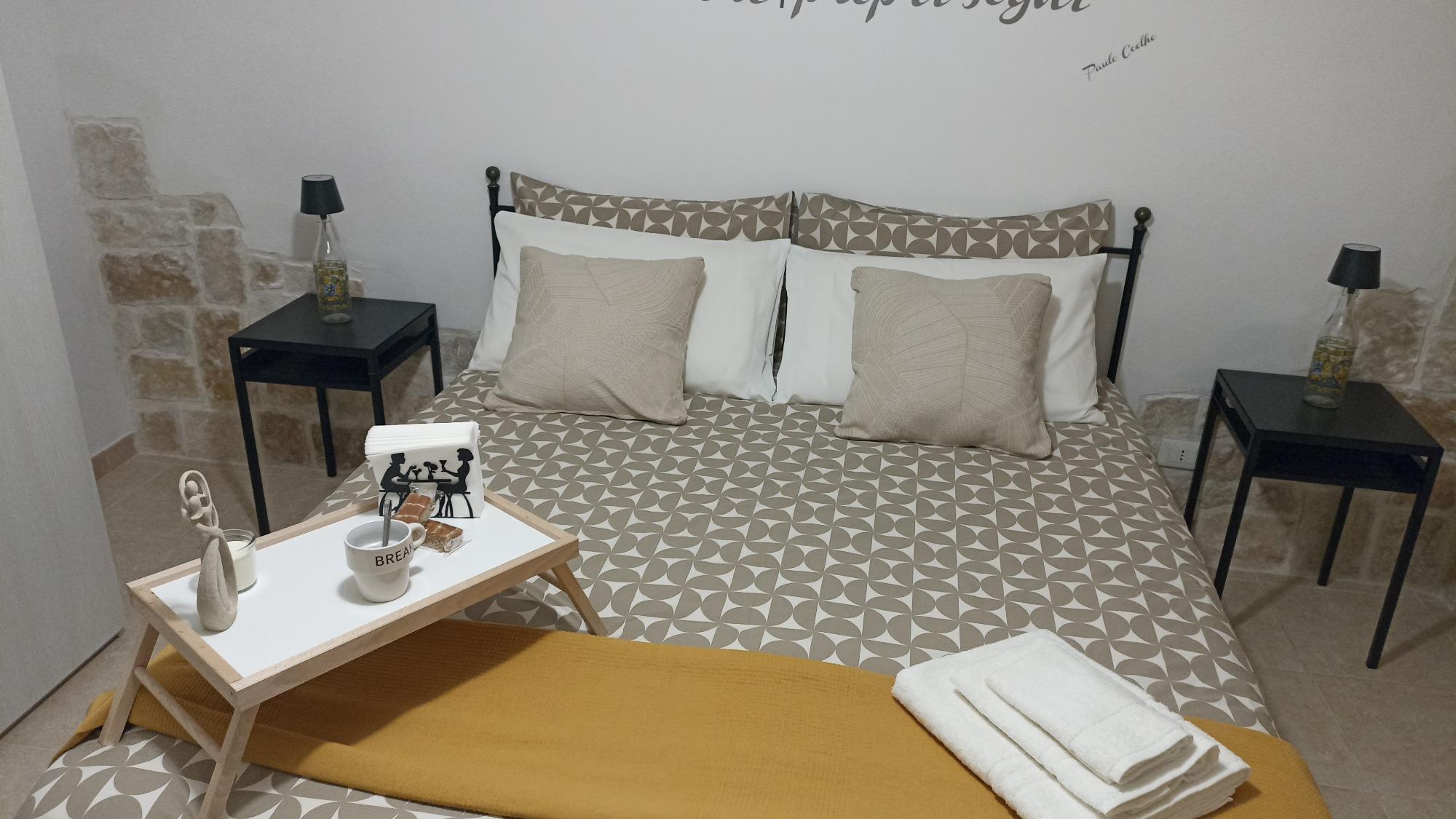 Camera da letto matrimoniale con finestra e termoconvettore di aria fredda in camera.