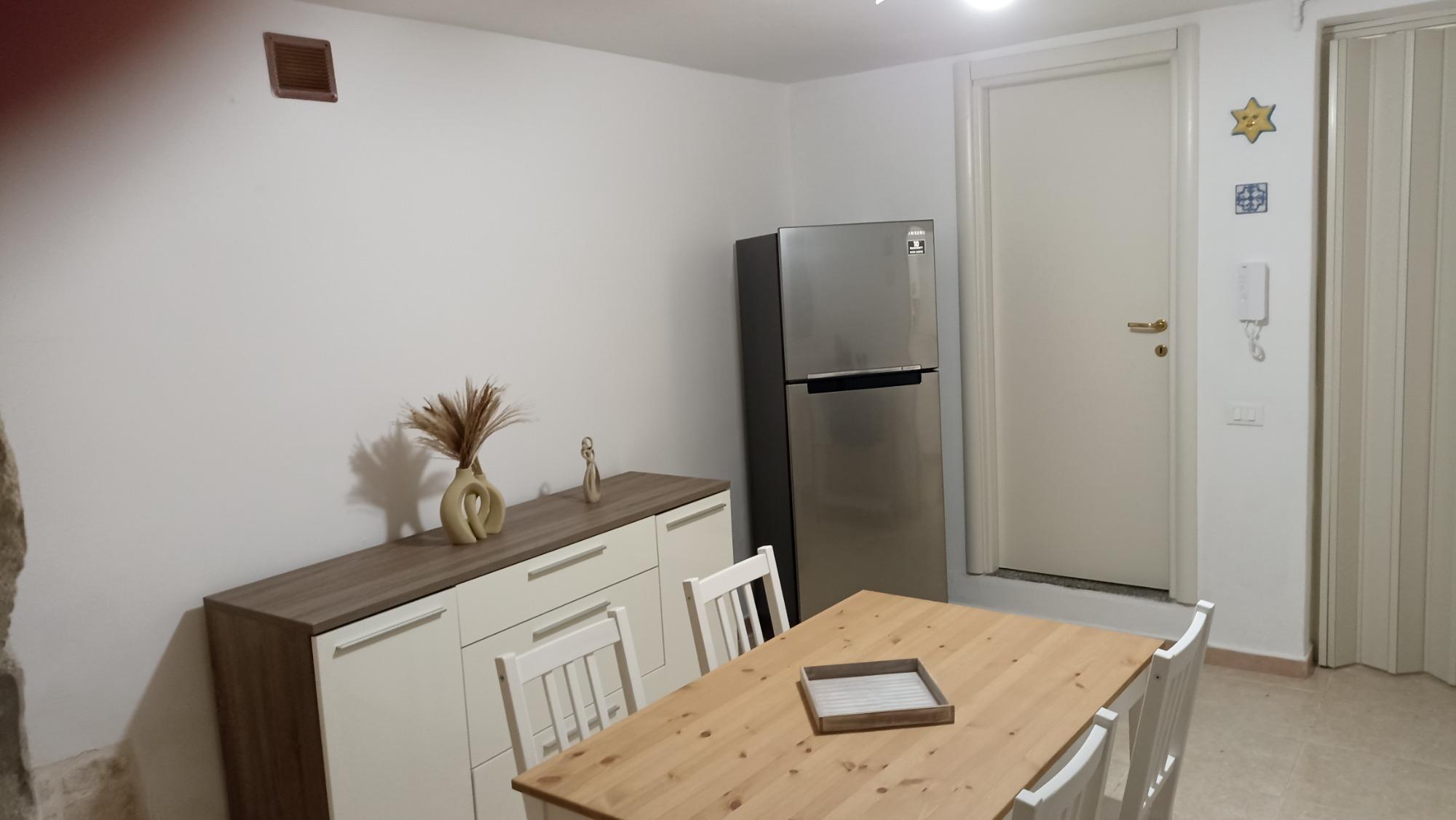 Angolo pranzo..colazione..cena, con TV e frigo di grandi capienze